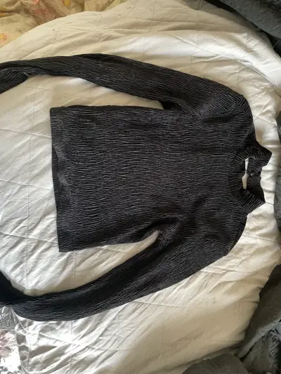 Polera de manga larga negra plisada - miniatura 1