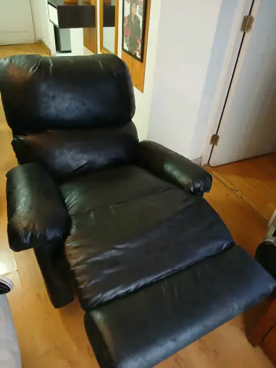 Sillón reclinable de cuero negro en buen estado - miniatura 1