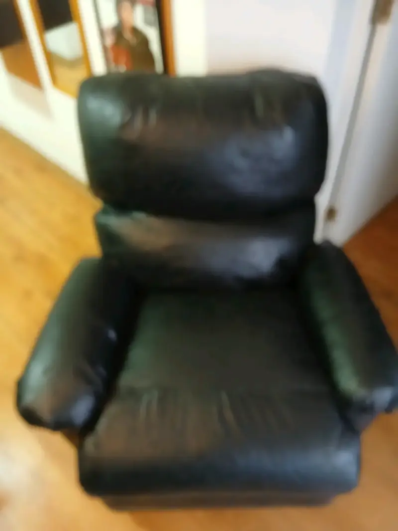 Sillón reclinable de cuero negro en buen estado - 2