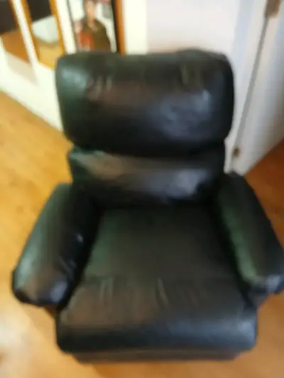 Sillón reclinable de cuero negro en buen estado - miniatura 2