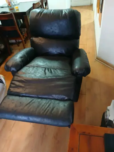 Sillón reclinable de cuero negro en buen estado - miniatura 3