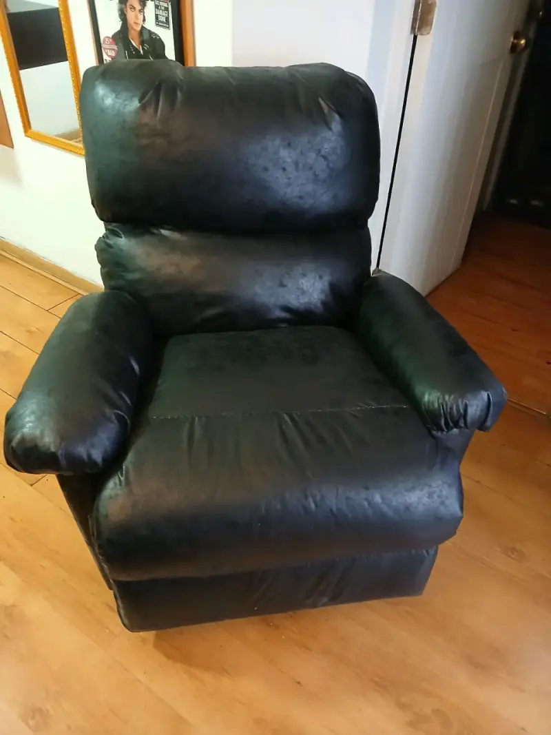 Sillón reclinable de cuero negro en buen estado - 4