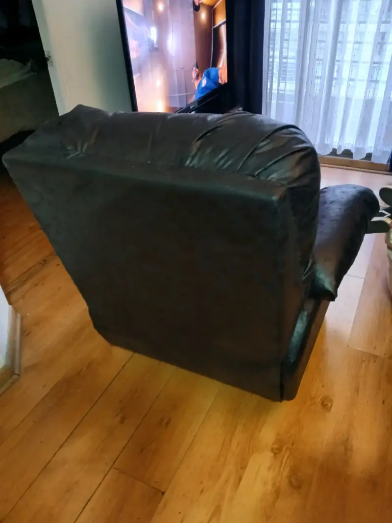 Sillón reclinable de cuero negro en buen estado - 6