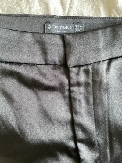 Pantalones negros de satén Stradivarius - miniatura 2