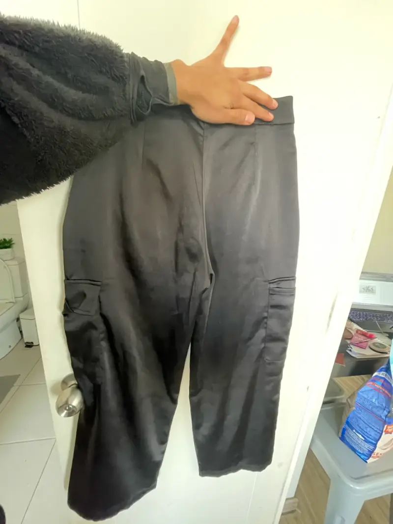 Pantalones negros de satén Stradivarius - 4