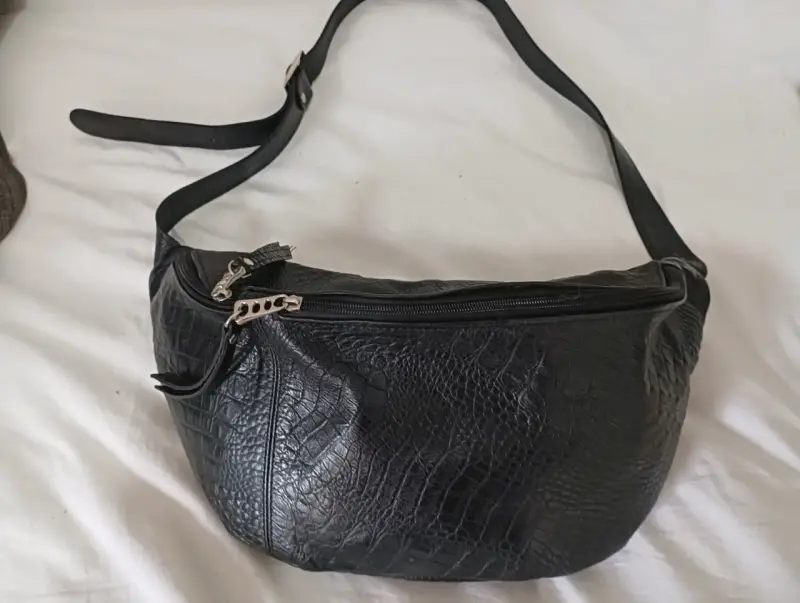 Banano XL negro de cuero con textura - 1