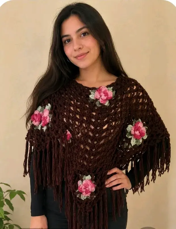 Poncho tejido a mano con flores decorativas - 4