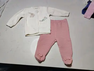 Conjunto de bebé blanco y rosado, diseño conejo - miniatura 1
