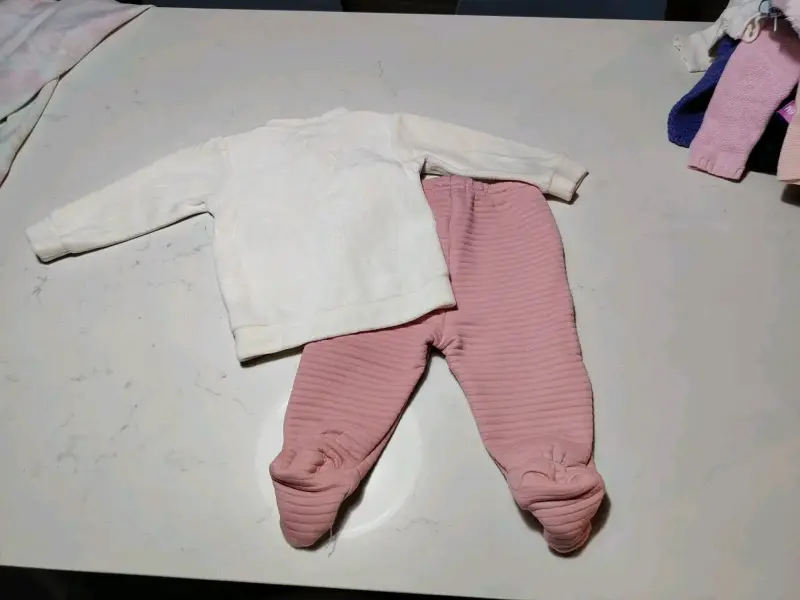 Conjunto de bebé blanco y rosado, diseño conejo - 2