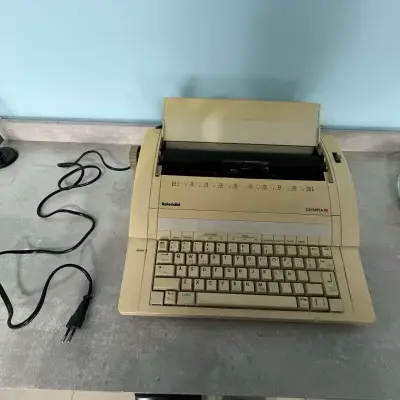 Máquina de Escribir Eléctrica Olympia Splendid - miniatura 2