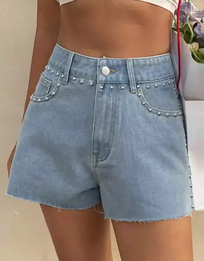 Shorts de mezclilla con tachas para mujer - miniatura 3