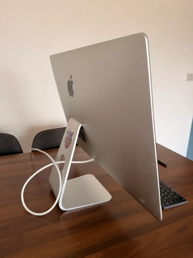 iMac de 27 pulgadas con teclado y mouse - 4