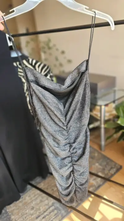 Vestido corto plateado con brillo - miniatura 1