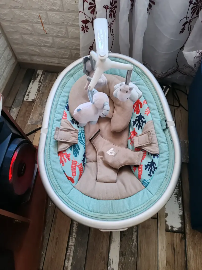 Silla mecedora para bebé con juguetes colgantes - 1