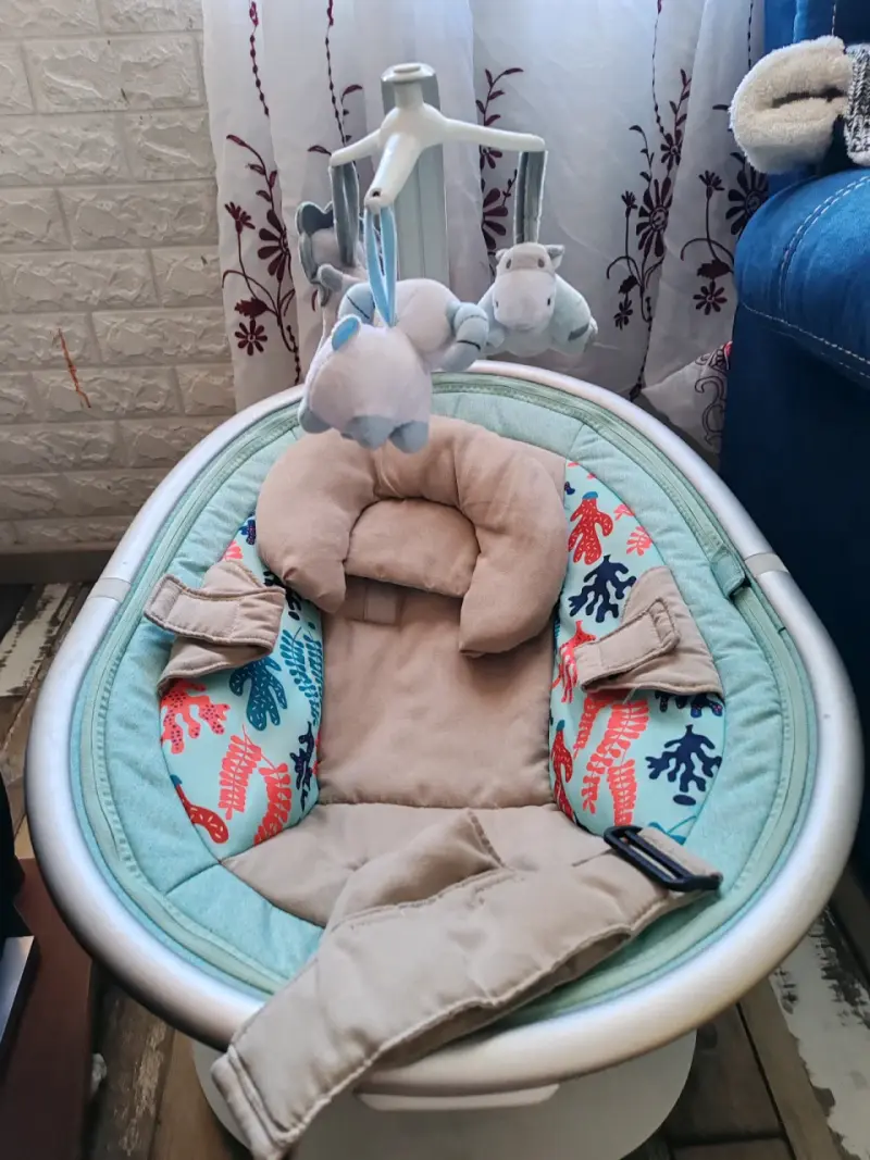 Silla mecedora para bebé con juguetes colgantes - 2