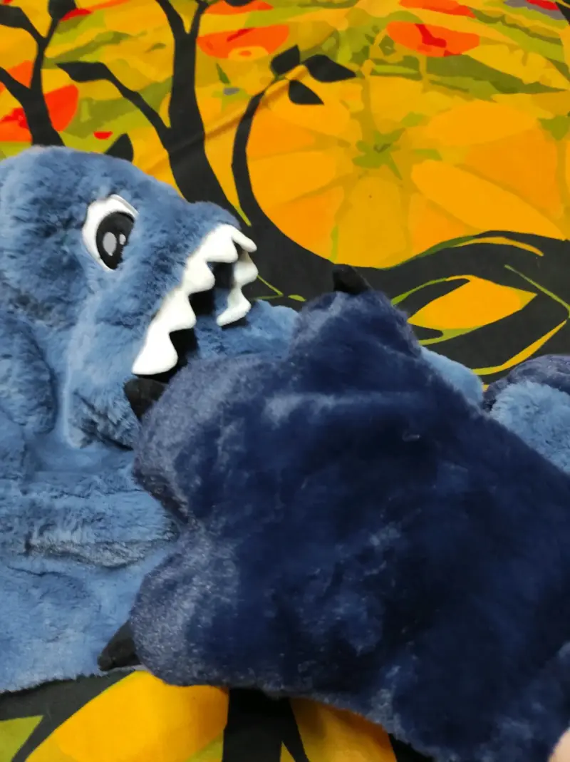 Gorro bufanda de peluche azul con diseño de monstruo - 2