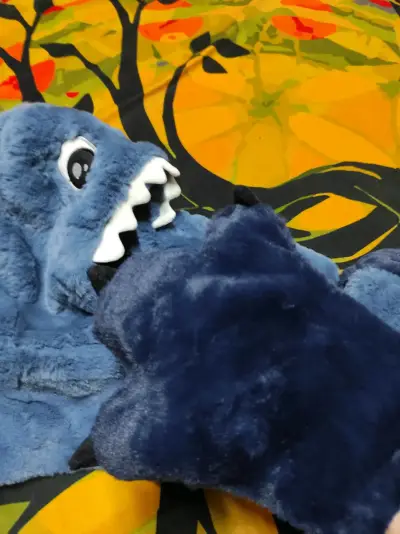 Gorro bufanda de peluche azul con diseño de monstruo - miniatura 2