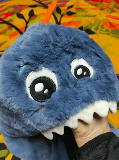 Gorro bufanda de peluche azul con diseño de monstruo - miniatura 3