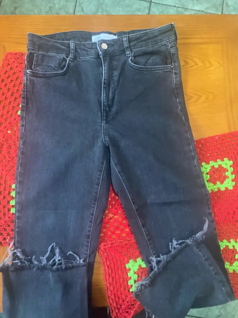 Jeans Zara negros con diseño desgastado