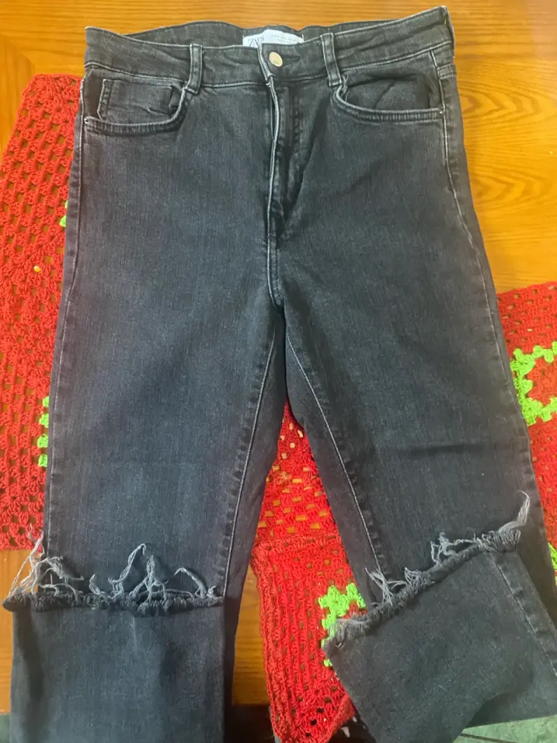 Jeans Zara negros con diseño desgastado - 2