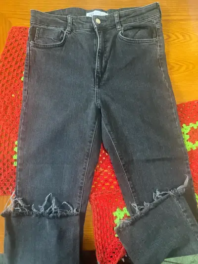 Jeans Zara negros con diseño desgastado - miniatura 2