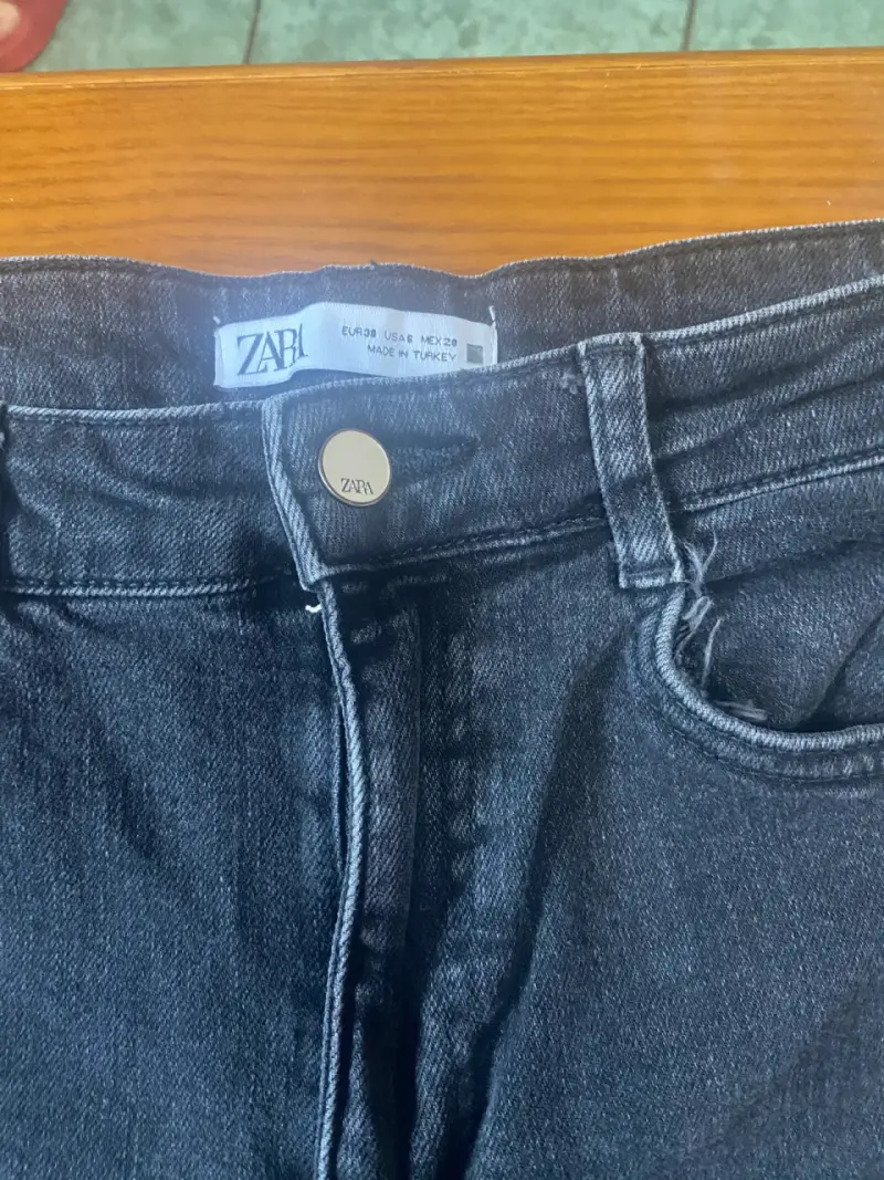 Jeans Zara negros con diseño desgastado - 3