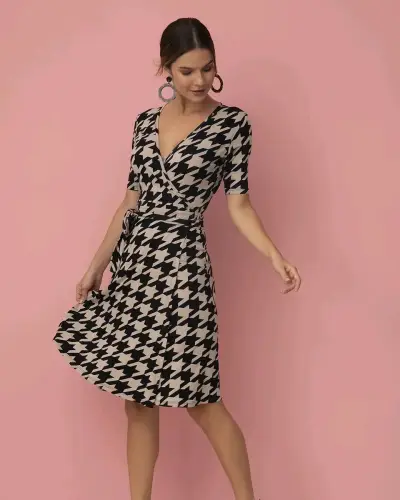 Vestido de mujer estampado. - miniatura 1