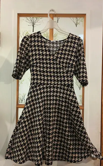 Vestido de mujer estampado. - miniatura 2