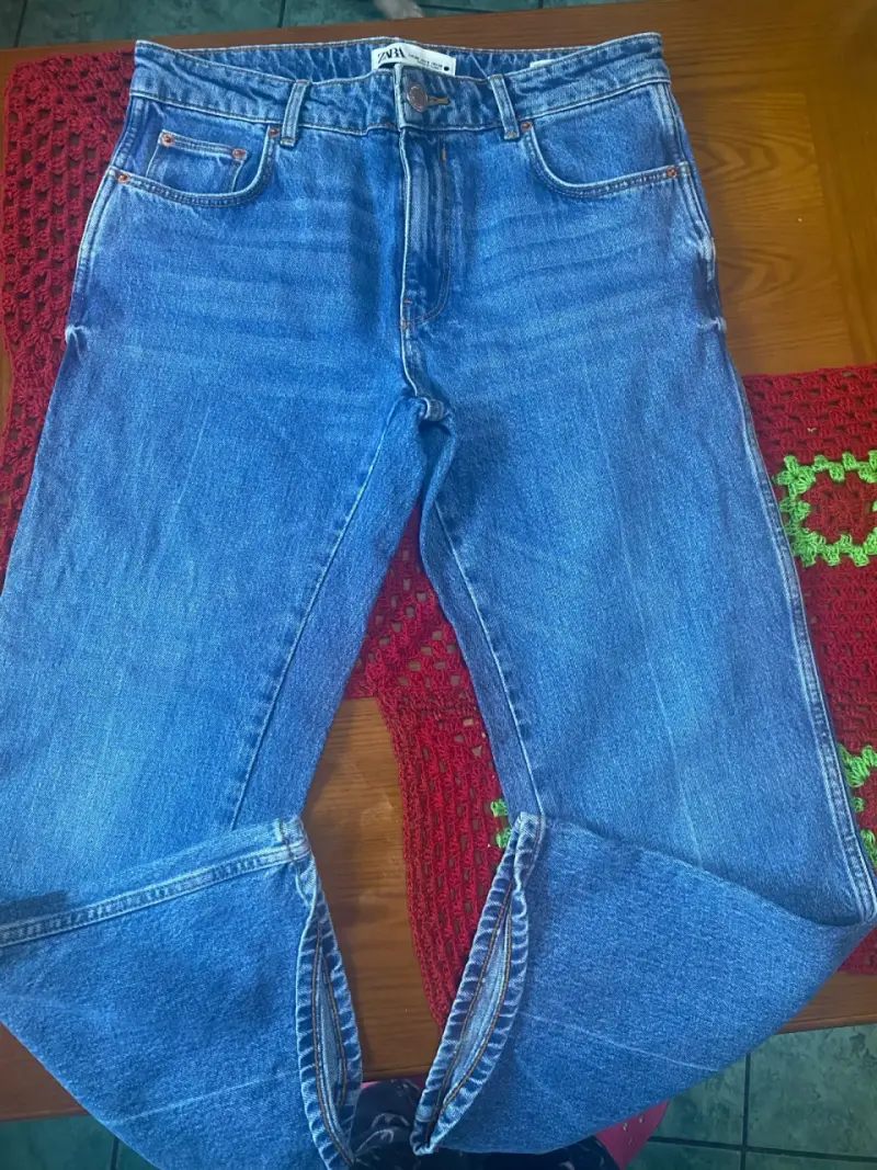 Jeans Zara azul con diseño cropped - 1