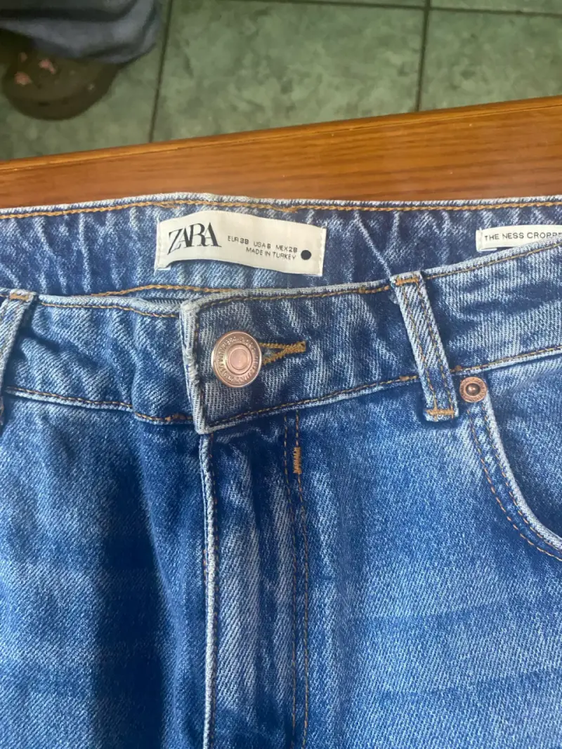Jeans Zara azul con diseño cropped - 2