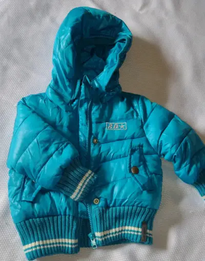 Chaleco acolchado azul para niño con capucha - miniatura 3