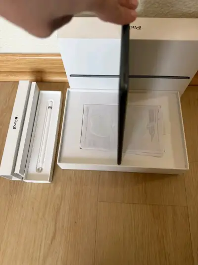 iPad con Apple Pencil en caja original - miniatura 2