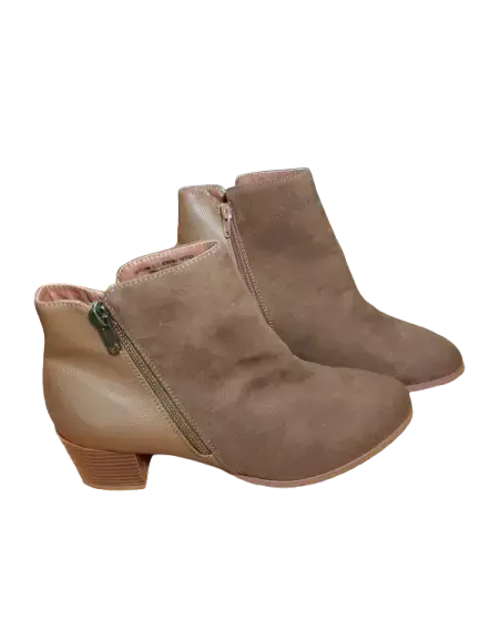 Botines Alaniz de gamuza color beige con tacón