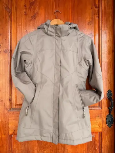Chaqueta impermeable beige con capucha para mujer - miniatura 1