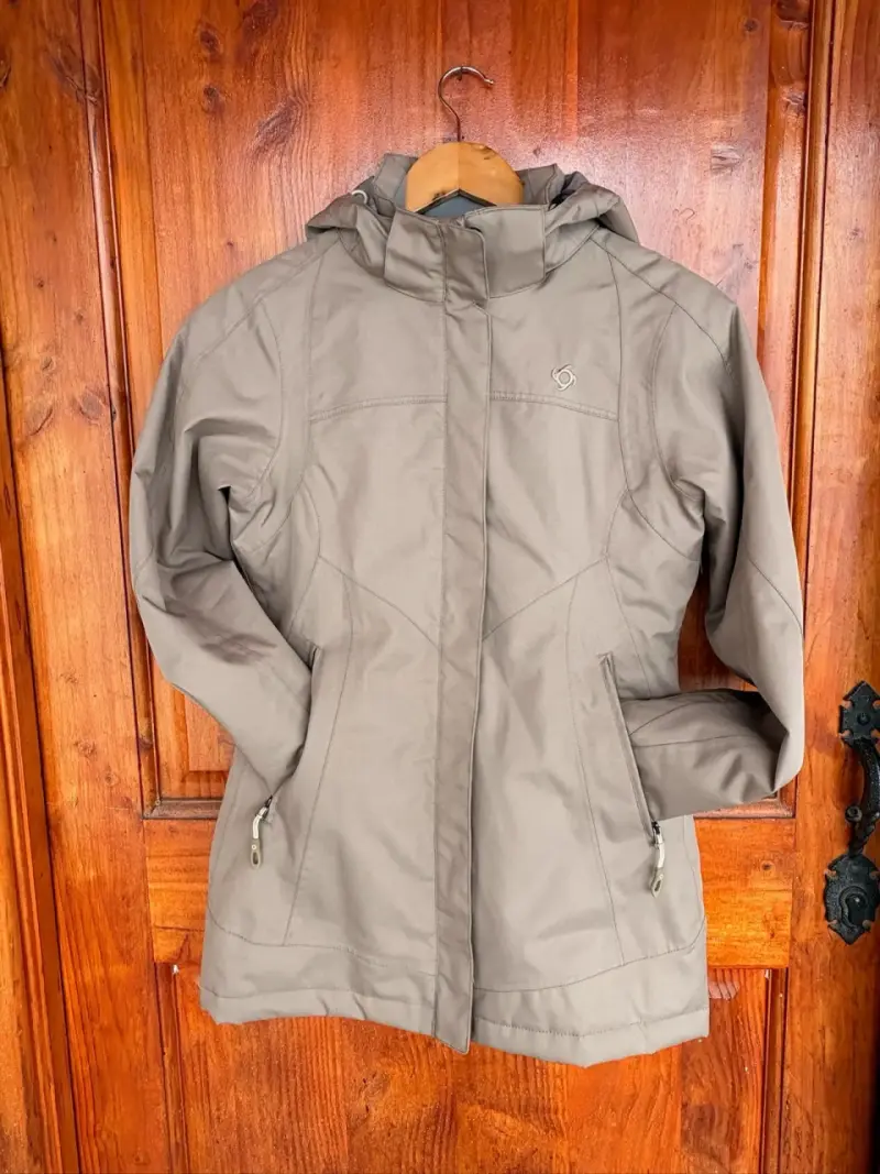 Chaqueta impermeable beige con capucha para mujer - 2