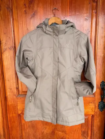 Chaqueta impermeable beige con capucha para mujer - miniatura 2