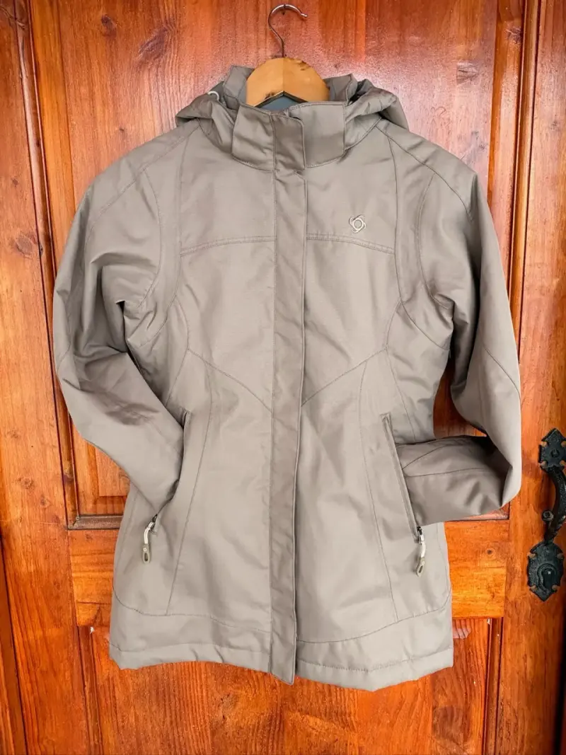 Chaqueta impermeable beige con capucha para mujer - 3