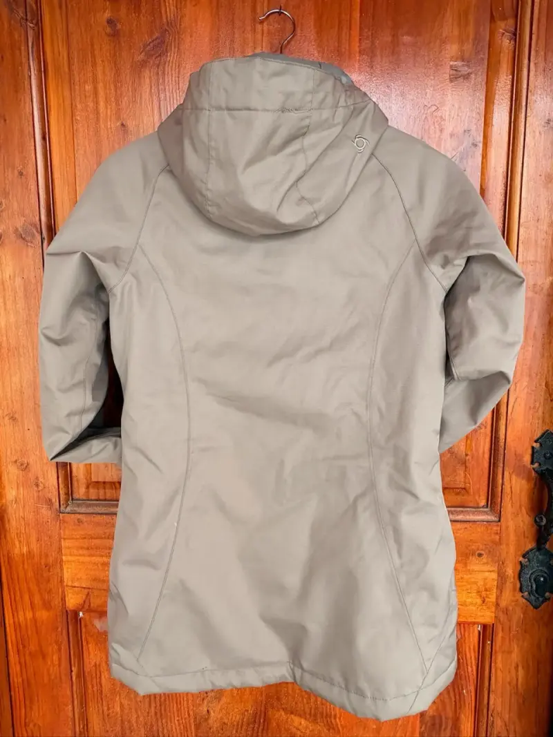 Chaqueta impermeable beige con capucha para mujer - 4