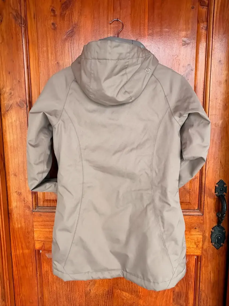 Chaqueta impermeable beige con capucha para mujer - 5