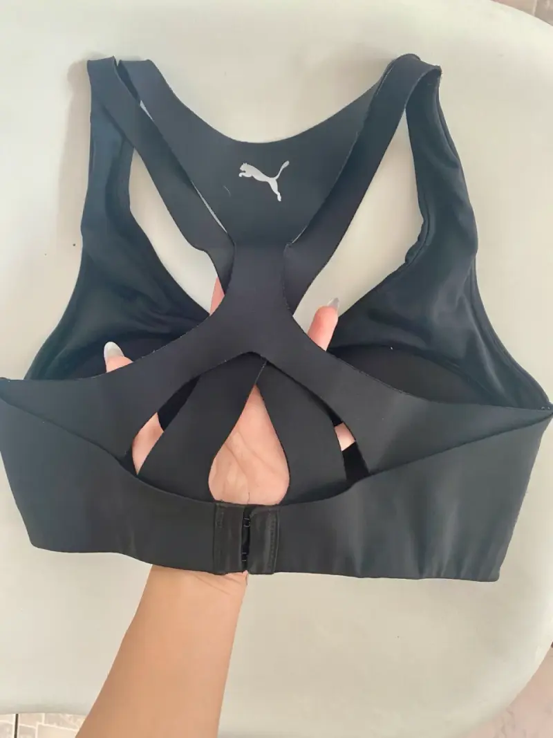 Top deportivo negro Puma con tirantes cruzados - 4