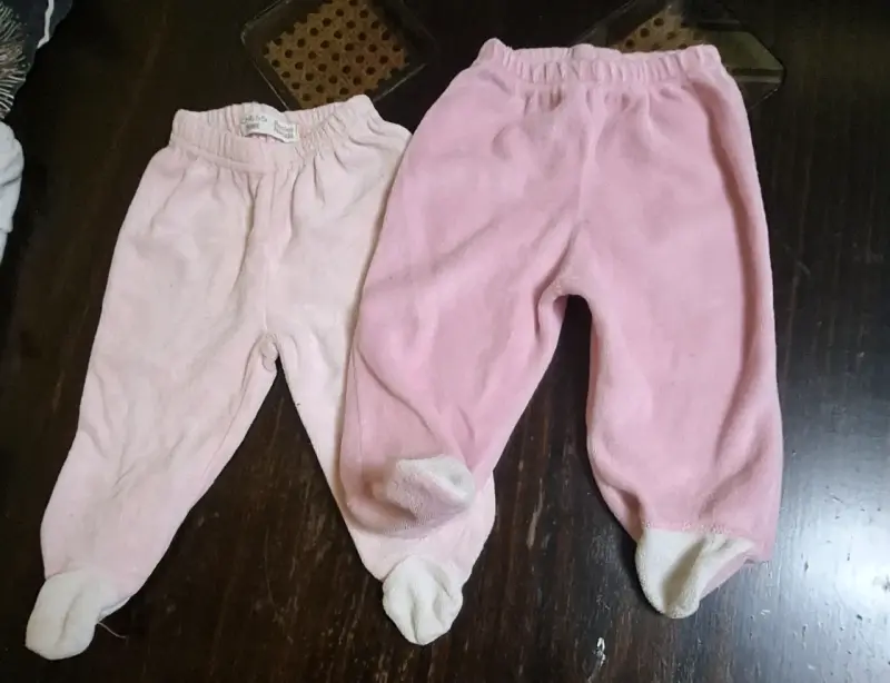 Pantalones de bebé rosados con piecitos - 1