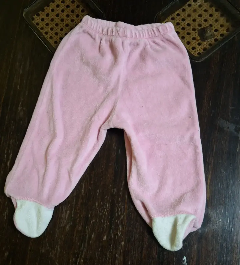 Pantalones de bebé rosados con piecitos - 2