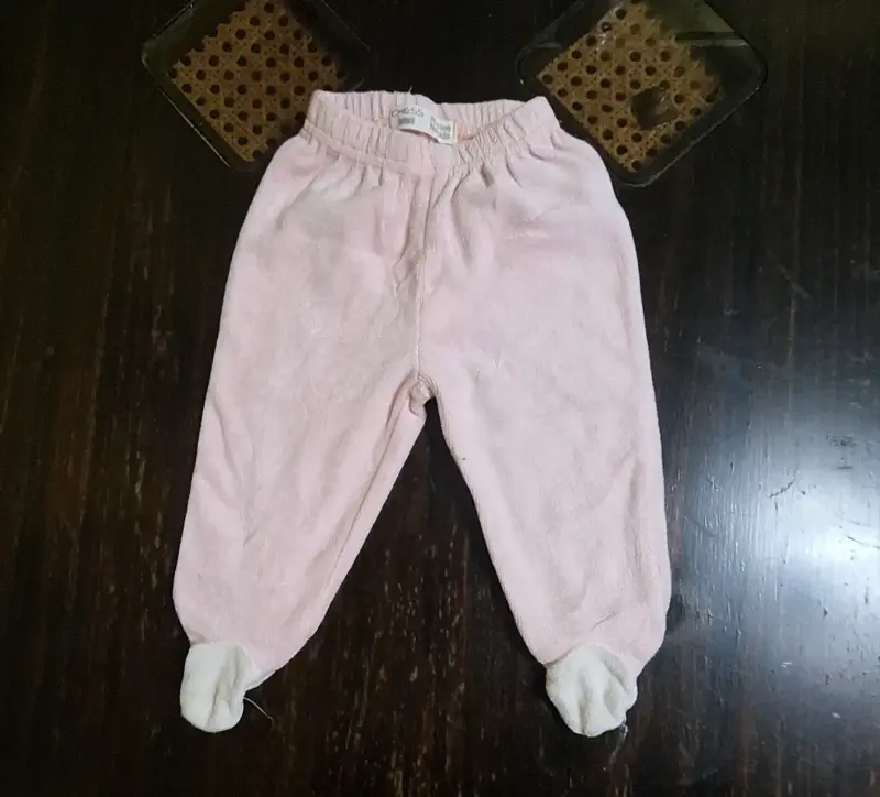 Pantalones de bebé rosados con piecitos - 3