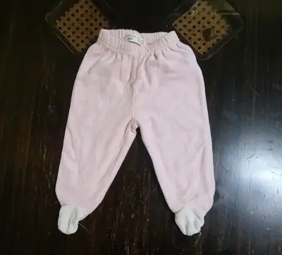 Pantalones de bebé rosados con piecitos - miniatura 3