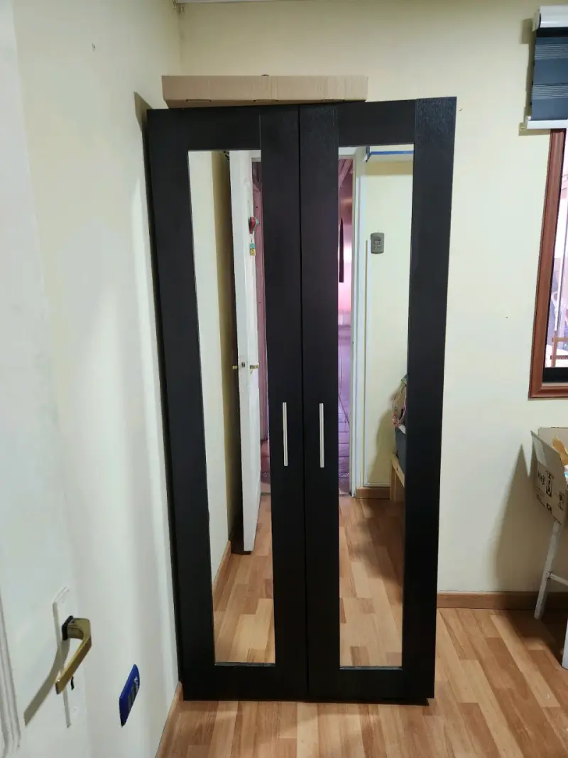 Closet de madera con puertas espejadas - 1
