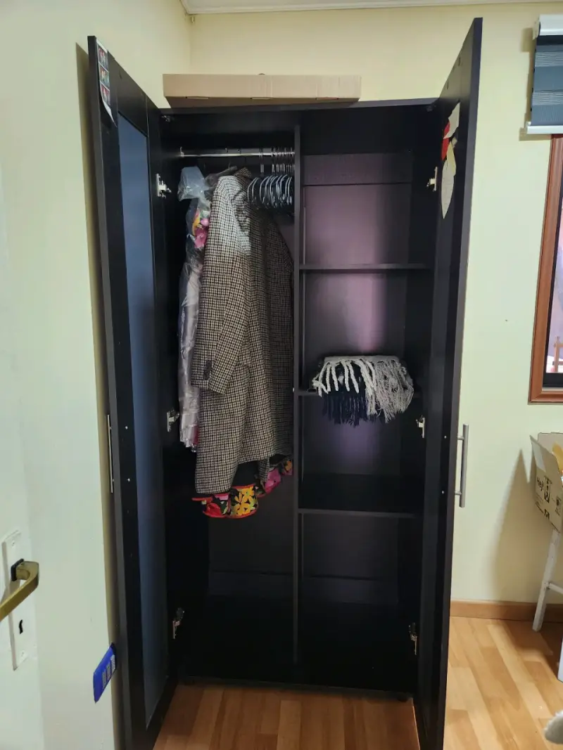 Closet de madera con puertas espejadas - 2