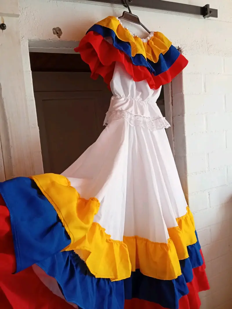Vestido folclórico con volantes tricolor