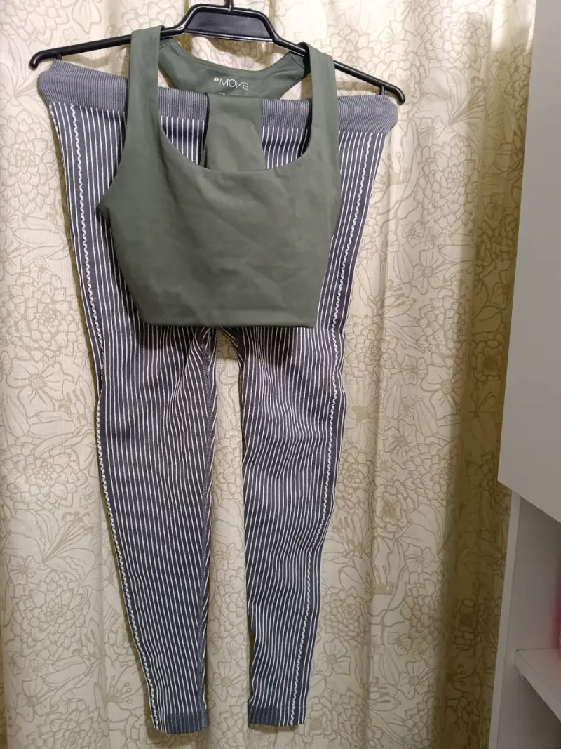 Conjunto deportivo de mujer verde,gris a rayas HyM - 1