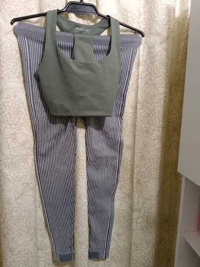 Conjunto deportivo de mujer verde,gris a rayas HyM - miniatura 1