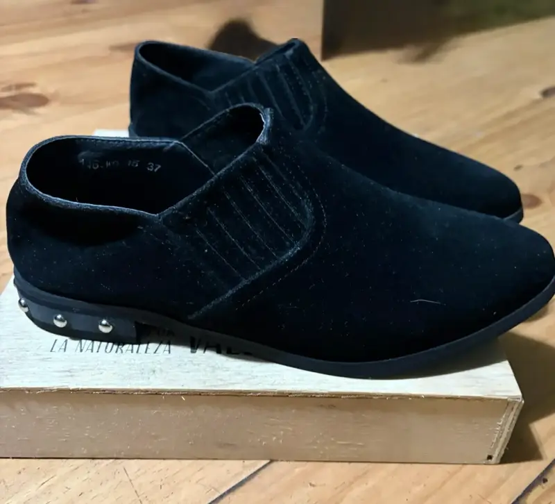 Zapatos de Gamuza Negros con Detalles Metálicos